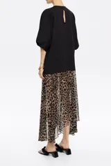 Vestido midi de corte línea A con vuelo, escote caja y manga corta con volumen. Presenta cortes en el talle y en costuras, con bajo irregular.