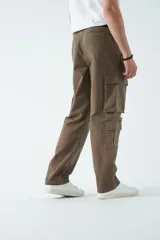 Pantalón cargo negro de canvas, tejido de algodón grueso, con tiro medio, pasa cintos y cuatro bolsillos cargo.