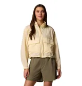 Cortavientos corto color amarillo pálido con cierre frontal, cuello alto, bolsillos cargo con doble entrada, puños ajustables y dobladillo ajustable con cordón.