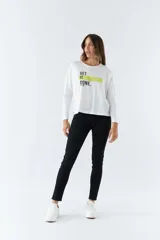 Remera negra de manga larga con estampa frontal con la frase 'Get It Done' sobre una línea horizontal roja y el logo de la marca Mistral.