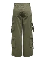 Pantalón cargo verde militar de corte ancho, con bolsillos laterales y bolsillos cargo con correas ajustables.