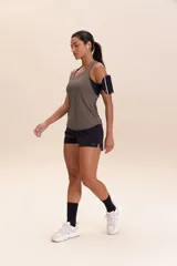 Musculosa ultraligera color verde oliva con estampado exclusivo en tono similar, diseño alargado y escote nadador.