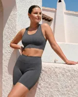 Calza biker de tiro alto, color gris oscuro jaspeado, confeccionada en algodón y lycra opaca. Presenta una faja doble tela sin elástico superior para mayor sujeción.