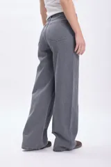 Pantalón de jean gris de corte wide leg.