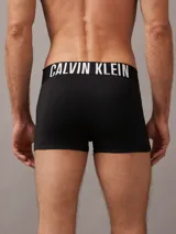 Pack de tres bóxers negros Calvin Klein de corte ajustado, con cintura elástica plateada con el logo de la marca en blanco.