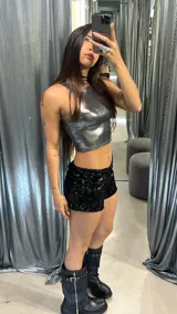 Short negro de tiro bajo con lentejuelas.