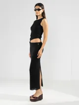 Top sin mangas color rosado, de corte asimétrico.