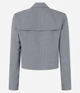 Blazer corto gris de poliéster y elastano, con solapas en el escote y cierre con gancho. Presenta bolsillos delanteros y corte horizontal en la espalda.