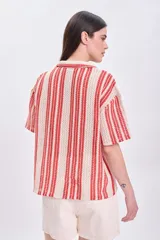 Top de punto crochet color rojo con cuello polo y cierre parcial con botones.