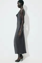 Vestido midi gris oscuro de satén, con escote drapeado y corte al bies.