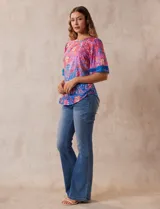 Blusa de modal estampado marca Ruby Rd, con mangas cortas terminadas en crochet.
