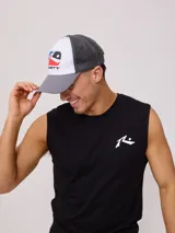 Gorra trucker Rusty con visera gris, frente blanco con logo estampado y malla trasera gris.