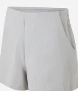 Bermuda deportiva femenina confeccionada en microfibra acanalada.