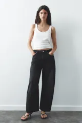 Pantalón de jean celeste de corte amplio, tiro medio, con cinco bolsillos y detalle de costuras torcidas.