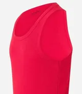 Musculosa negra de algodón acanalado, sin estampa y cuello redondo.