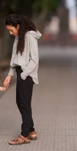 Pantalón ajustado de tiro alto, color gris oscuro jaspeado, confeccionado en lycra de algodón. Presenta faja ancha y bolsillos funcionales delanteros y traseros.