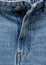 Falda midi de jean celeste con abertura frontal.