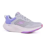 Championes deportivos Skechers Go Walk Max Walker Vera, color gris con detalles en lila y rosa. Capellada de malla técnica con estampado háptico, plantilla Air-Cooled Goga Mat, amortiguación Ultra Go y suela de goma Goodyear antideslizante.