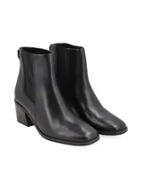 Bota de caña media con estampado de piel de serpiente en tonos marrones, con elásticos laterales negros y taco de madera.