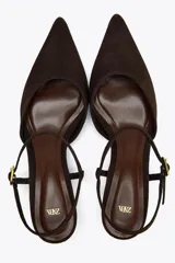 Zapato destalonado de ante color marrón chocolate, con tacón kitten y pulsera al tobillo con hebilla.