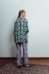 Camisa de seda estampada con diseño floral multicolor, de corte suelto y manga larga.