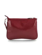 Cartera de mano rectangular color rojo charol con cierre superior y correa de muñeca extraíble.