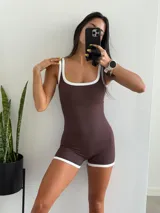 Mono corto marrón de calce ajustado con breteles anchos y ribete blanco en escote y ruedo.