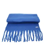 Bufanda de tejido grueso y suave, color azul eléctrico, con flecos largos en los extremos.