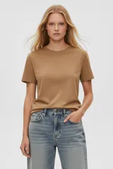 Remera de manga corta, cuello redondo y calce holgado.