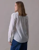 Camisa a rayas verticales color beige y gris, marca Alex & Jordan. Tiene cuello con solapa, abertura central con botones y bolsillo aplicado en el pecho.
