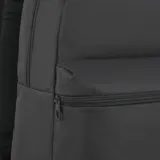 Mochila Puma Phase de color negro, con compartimento principal amplio y bolsillo frontal con cierre. Presenta el logo grande de Puma en blanco en la parte frontal inferior.