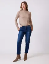 Jean skinny de mujer, color azul oscuro con efecto lavado, tiro medio, con pretina, botón, cierre y bolsillos delanteros y traseros.