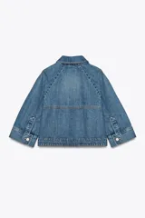 Cazadora de denim azul de corte holgado, con cuello solapa y manga tres cuartos acabada en puño. Cierre frontal con botones metálicos.