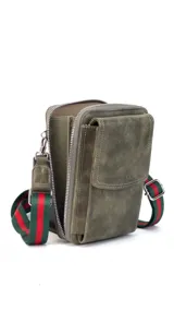 Bandolera porta celular negra de símil cuero con bolsillo frontal con tapa, cierre perimetral, correa de galón regulable y desmontable, y múltiples compartimentos internos para tarjetas y billetes.