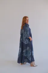 Vestido largo de lino color azul con estampado floral, corte amplio, mangas 3/4 y cuello en V.
