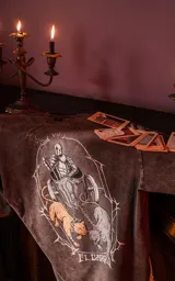 Remera gris de algodón con estampa del arcano mayor "El Carro" del tarot.