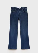 Jeans de tiro alto color azul oscuro, corte flare y largo cropped.