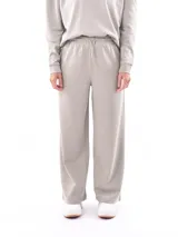 Pantalón ancho de tejido de punto color beige claro, con cintura elástica y cordón ajustable.