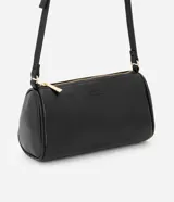 Cartera baguette negra de material sintético con asa transversal fija y cierre de cremallera.