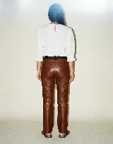 Pantalón de cuero vacuno color marrón, con forrería interna de satén y presillas fruncidas.