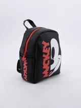 Mochila negra con estampado de la cara de Mickey Mouse en blanco y letras rojas.
