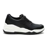 Zapatillas urbanas de cuero negro con suela chunky blanca y cordones negros.