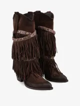 Bota de caña media de gamuza color negro, con taco medio ancho y punta ligeramente cuadrada. Presenta un detalle de flecos en capas que cubren la parte inferior de la caña y una tira de cuero con tachas metálicas plateadas rodeando el tobillo.