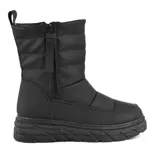Bota de caña media color negro con plataforma y cierre lateral.