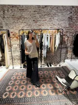 Chaleco tejido con terminación en flecos.