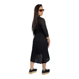 Vestido camisero midi negro con cuello clásico, mangas 3/4 y falda acampanada. Presenta un cinturón de lazo en la cintura y cierre frontal con botones.