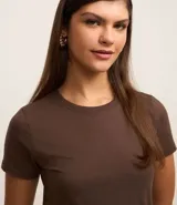 Remera básica de media malla color blanco, con cuello redondo y mangas cortas.