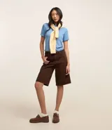 Blusa de viscosa color verde, con cuello redondo y manga corta con detalle plegado.