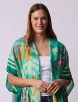Kimono Barrington de satén color verde con estampado de hojas y flores en tonos naranja, rosa y amarillo.
