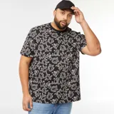 Camiseta negra de manga corta con cuello redondo y estampado de figuras de Keith Haring en color blanco.
